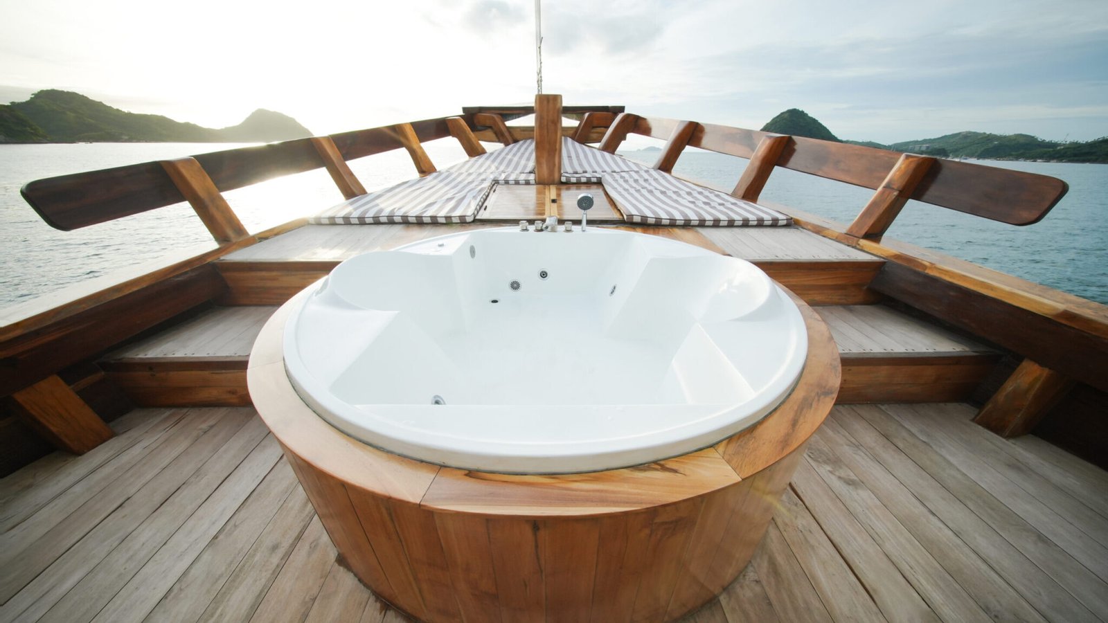 Angelica-Liveaboard-Jacuzzi-Area-3-scaled.jpg
