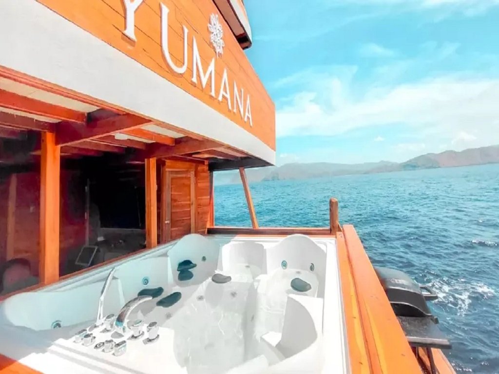 Entertaint-room-Yumana-Liveaboard-a1.jpg