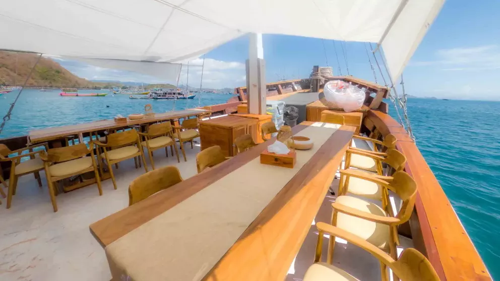 Outdoor-Dinning-room-Yumana-Liveaboard.webp