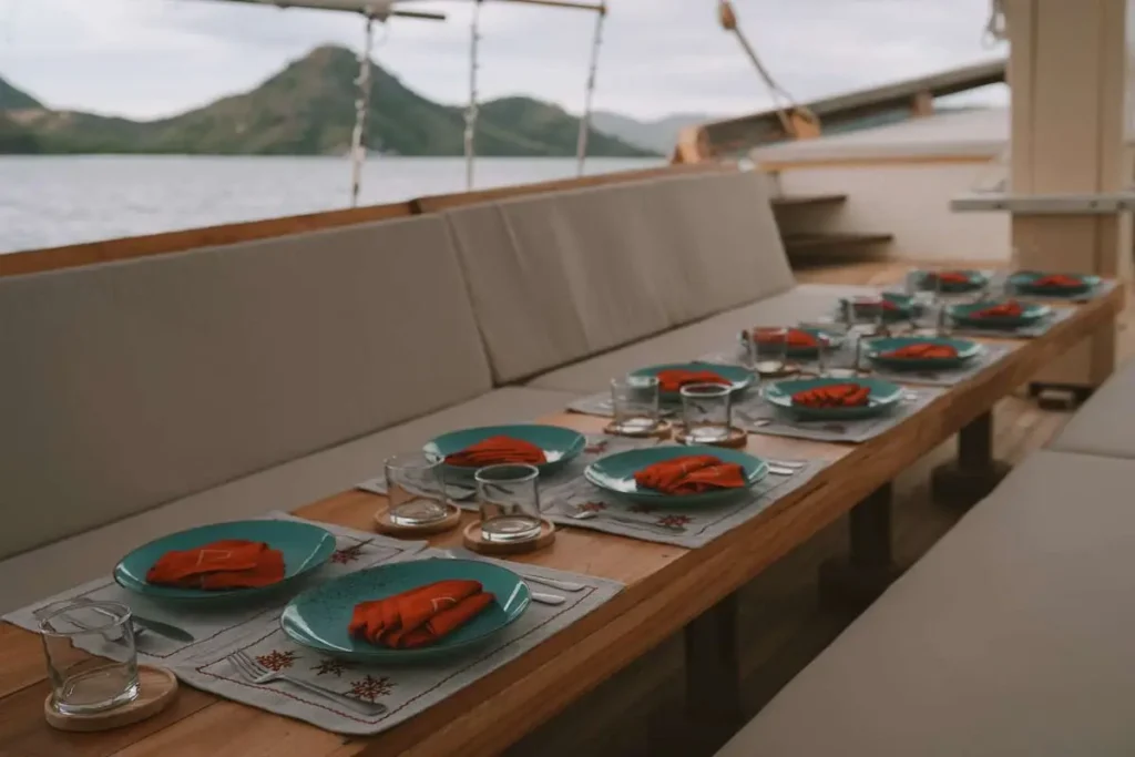 Phinisi-Elbark-Cruise-Outdoor-Dining-Area-1024x683-1.webp