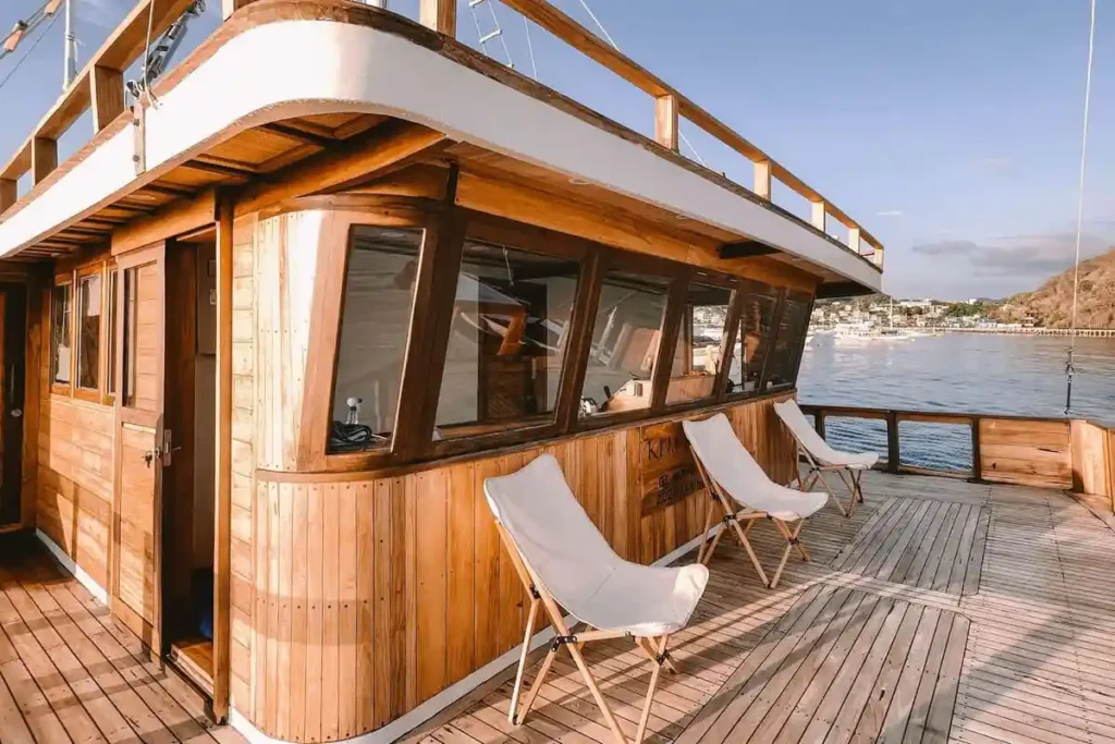 Phinisi-Elbark-Cruise-Sun-deck-1024x683-1.webp