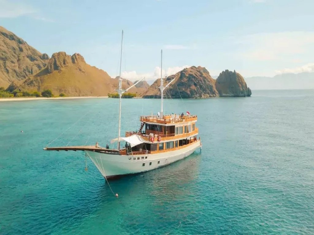 Yumana-Liveaboard-boat.jpg