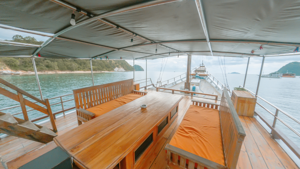 boat-almadira-komodo.png