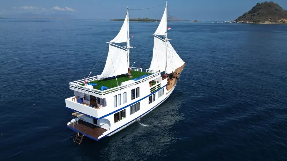 boat-invictus-komodo.webp