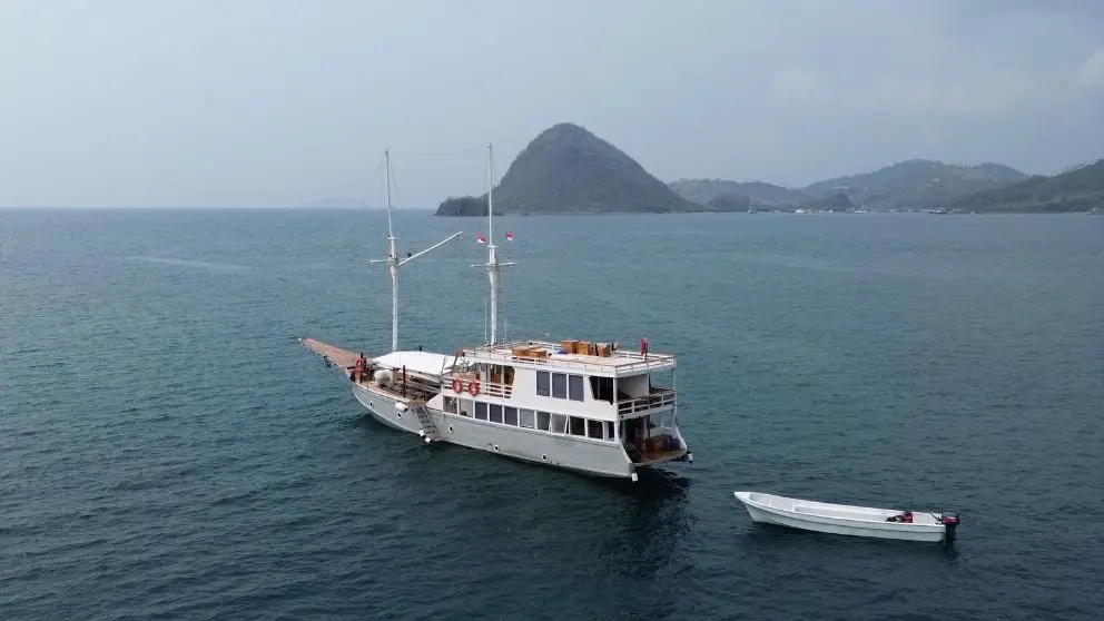 boat-lanakila-labuan-bajo.webp