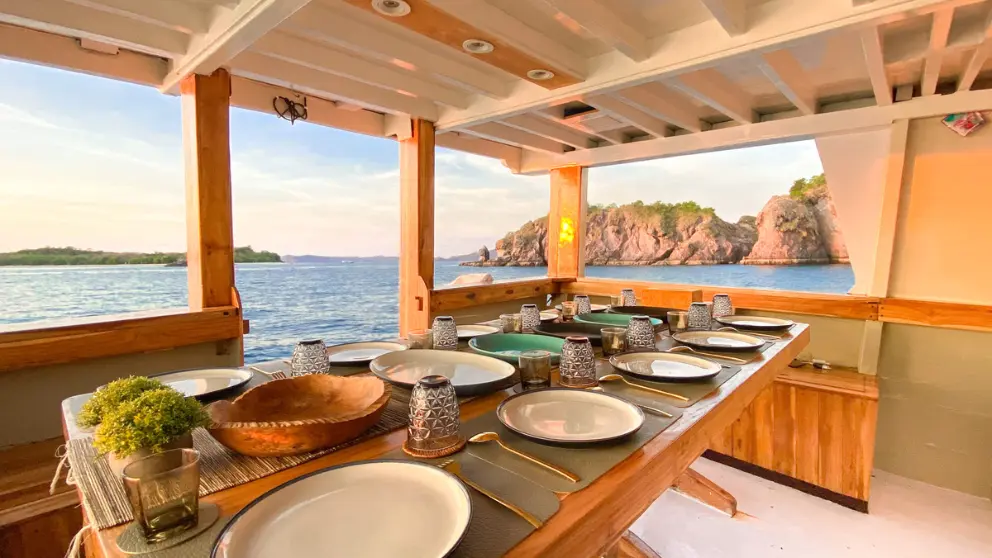 boat-lipra-komodo.webp