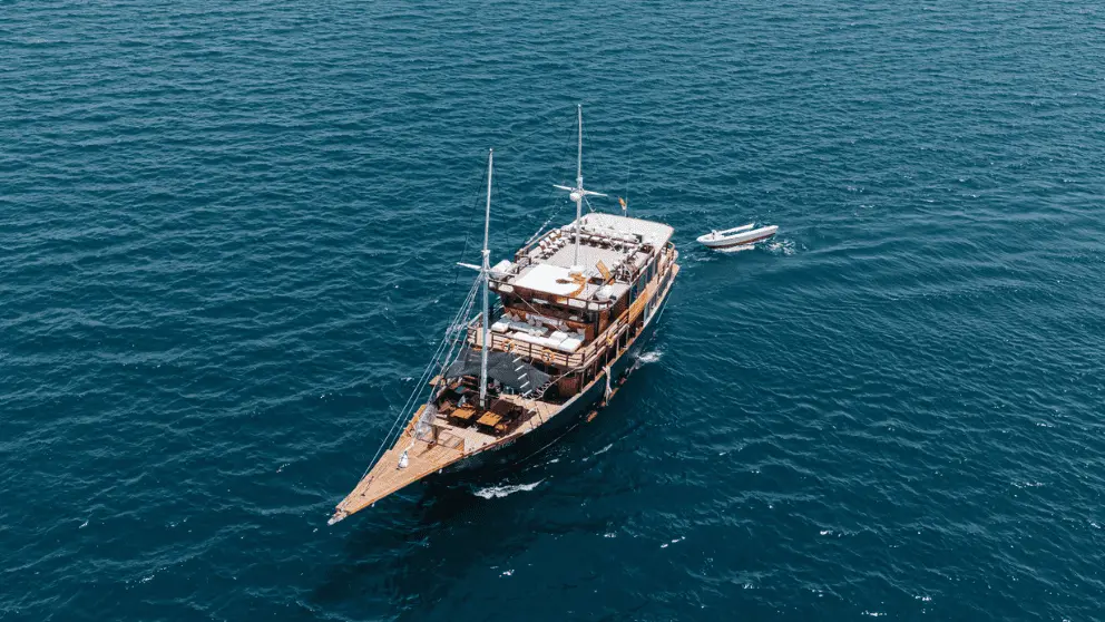 boat-marea-komodo.webp