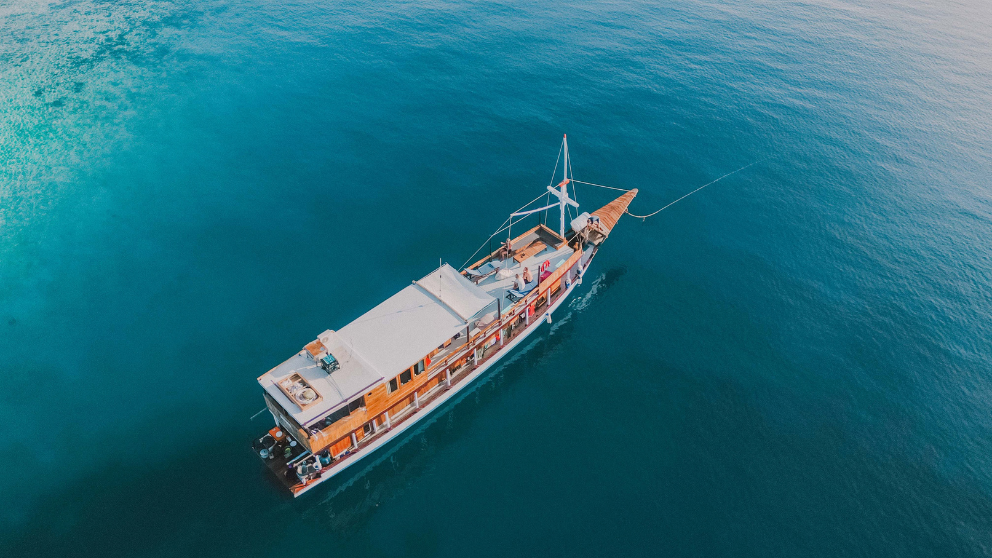 boat-pesona-bajo-komodo.png