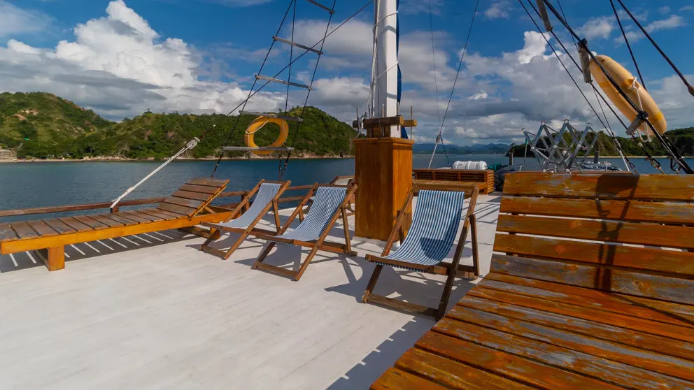 boat-refviero-labuan-bajo.webp