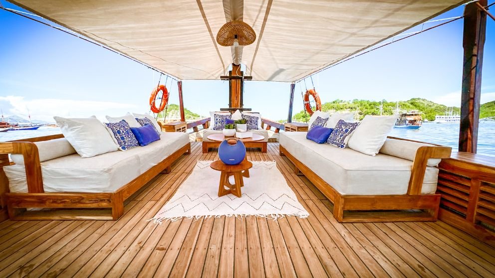 deck-navila-phinisi.jpg