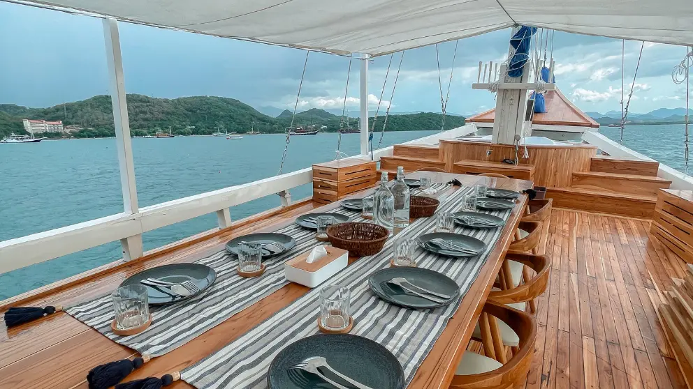 deck-vanrei-phinisi.webp