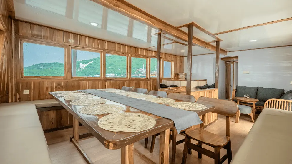 dinning-ahsana-boat.webp