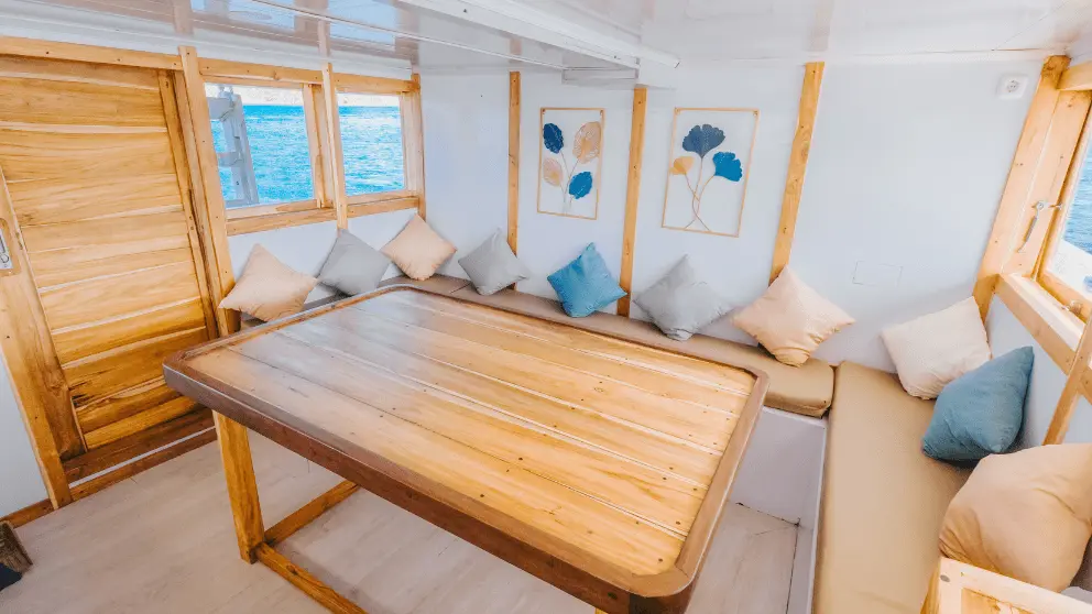 dinning-area-kapal-bombana-2.webp