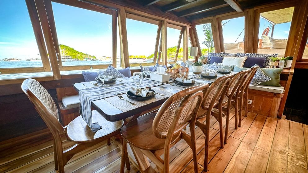 dinning-area-navila-boat-komodo.jpg