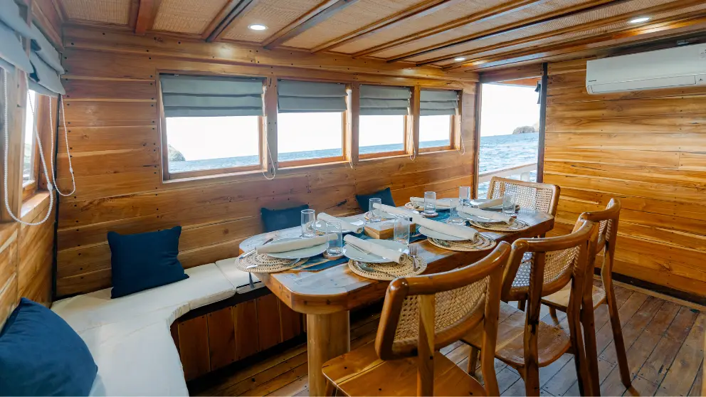 dinning-barakati-boat.webp