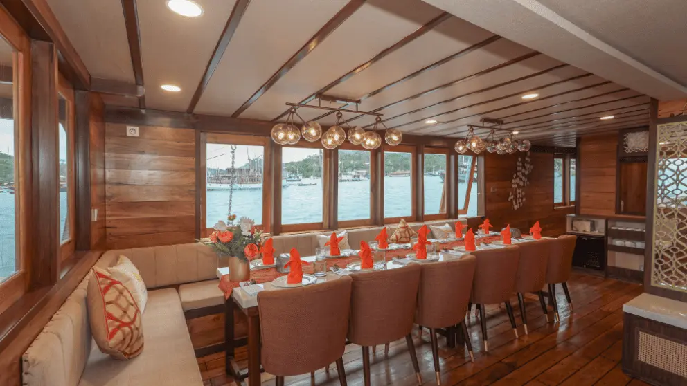 dinning-elerora-boat.webp