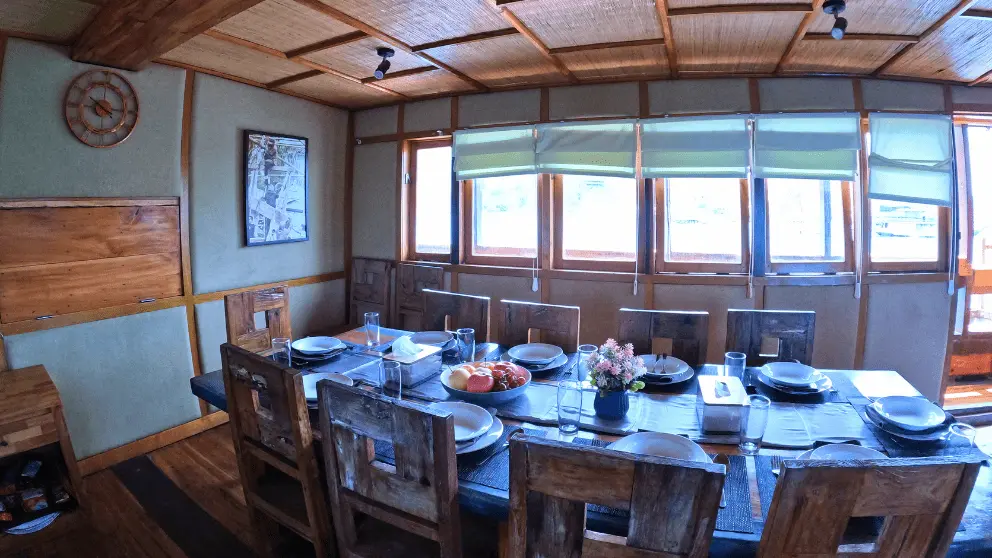 dinning-kapal-gammara-Bajo.webp