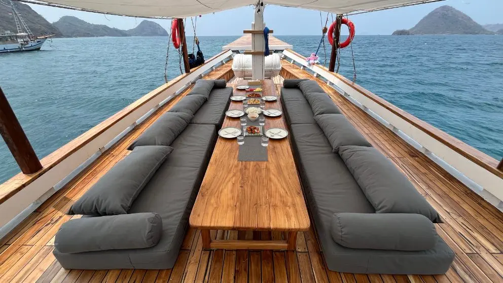 dinning-lanakila-phinisi.webp