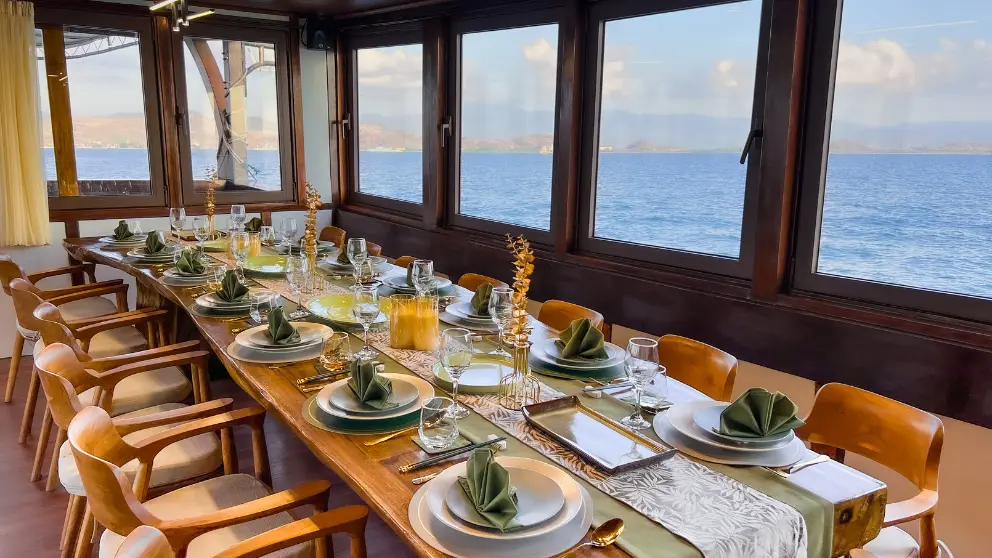 dinning-room-neptune-boat.webp