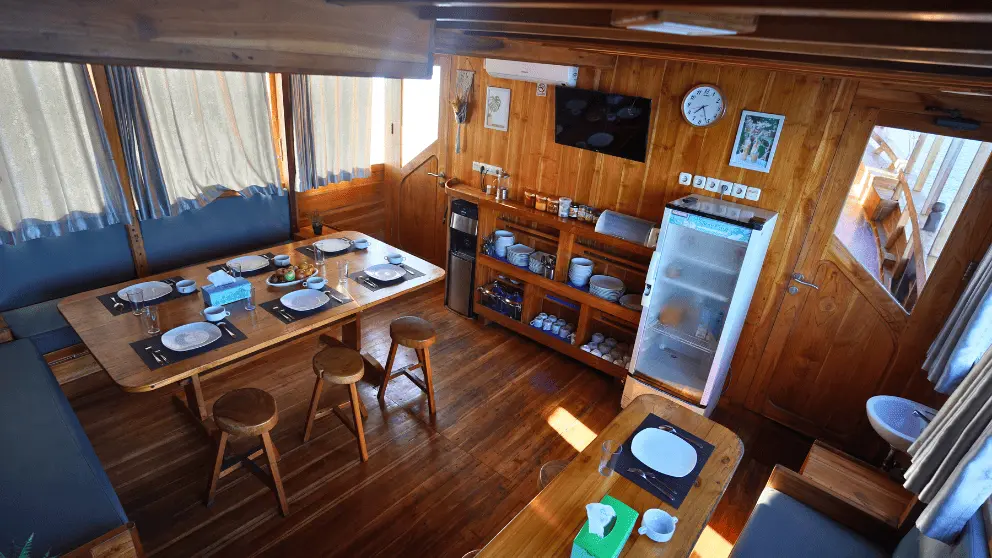 interior-dinning-singkolo-phinisi.webp