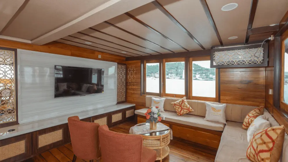 interior-elrora-cruise-phinisi.webp