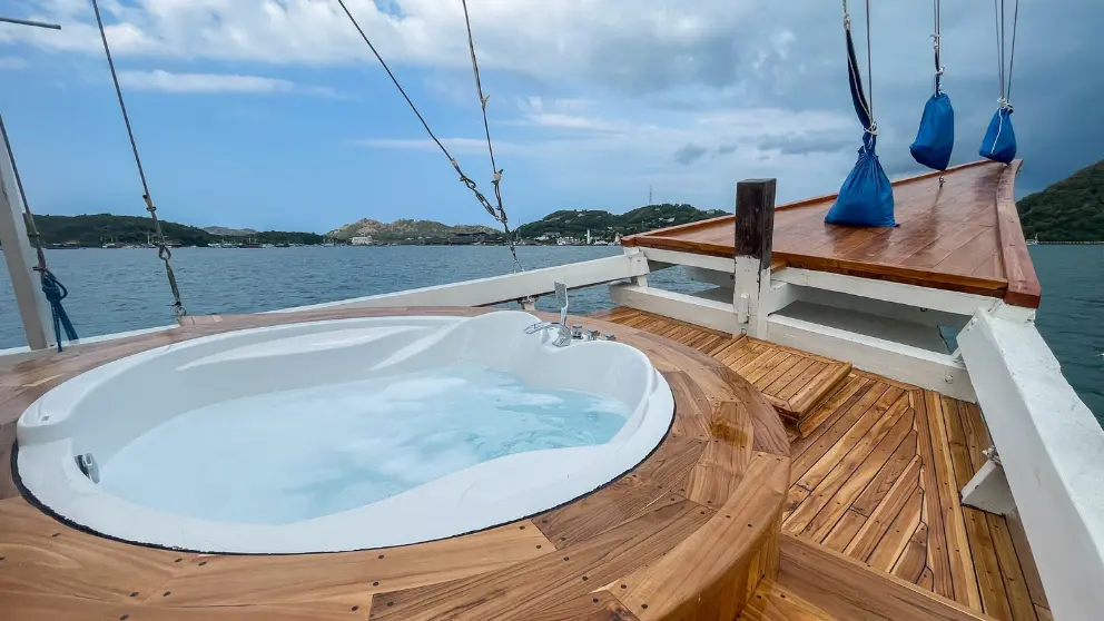 jacuzi-boat-vanrei.webp