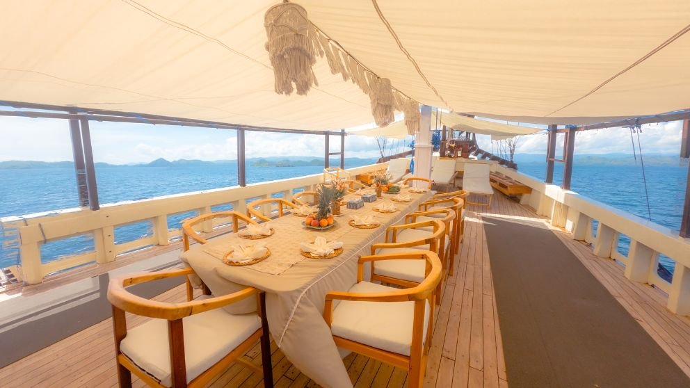 lamborajo-boat-komodo.jpg