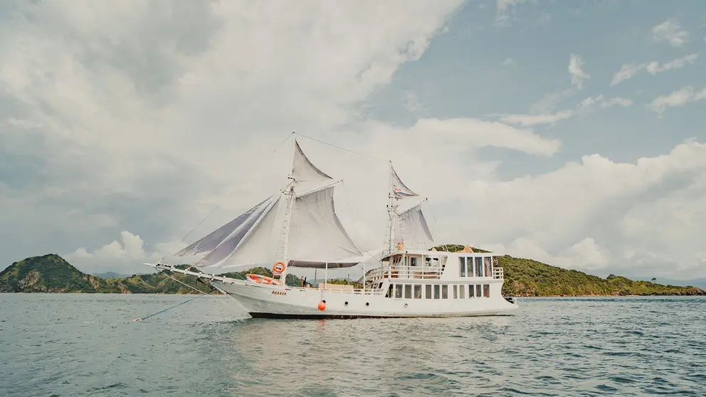 luxury-boat-akassa-komodo.webp