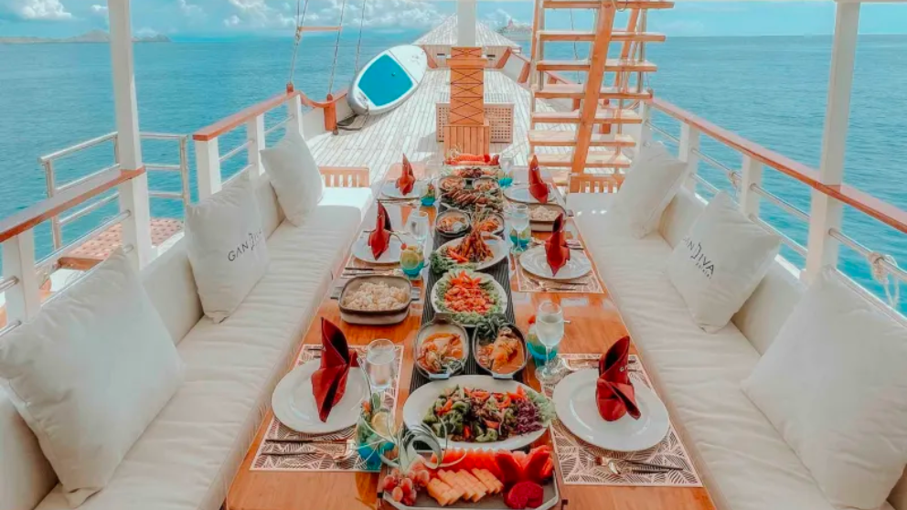 luxury-phinisi-boat-komodo.png