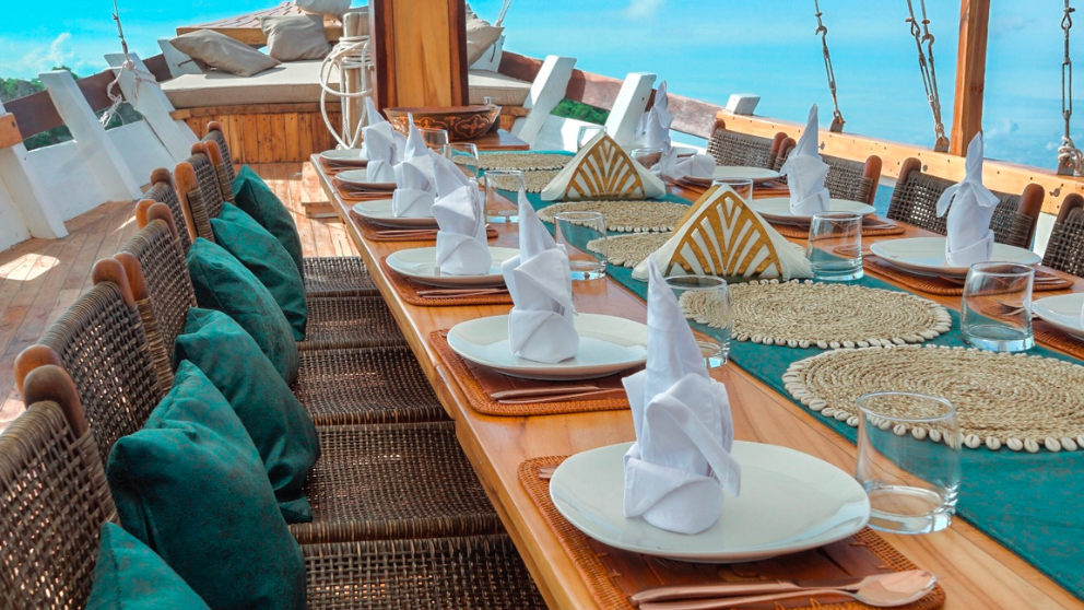 luxury-phinisi-komodo-open-trip.png