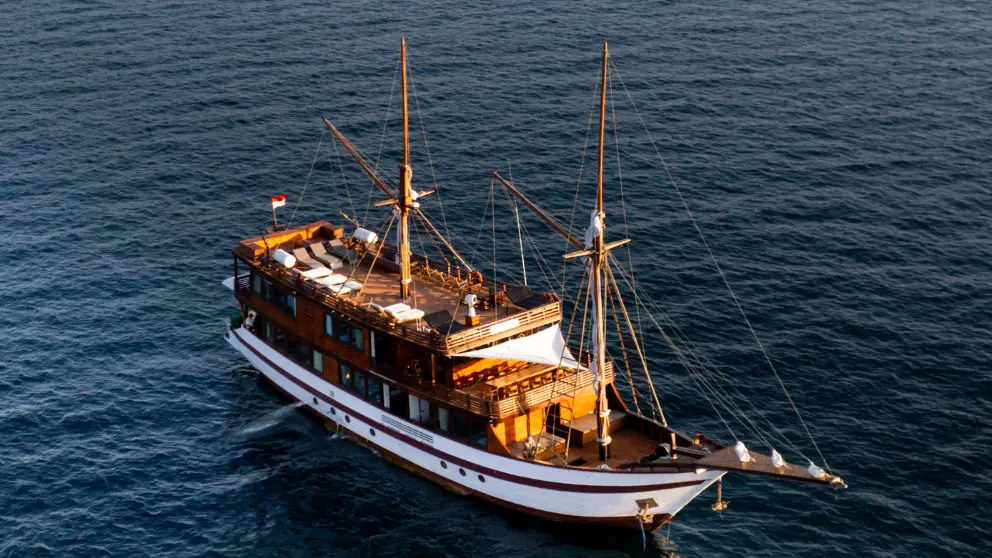 neptune-liveaboard-indonesia.webp
