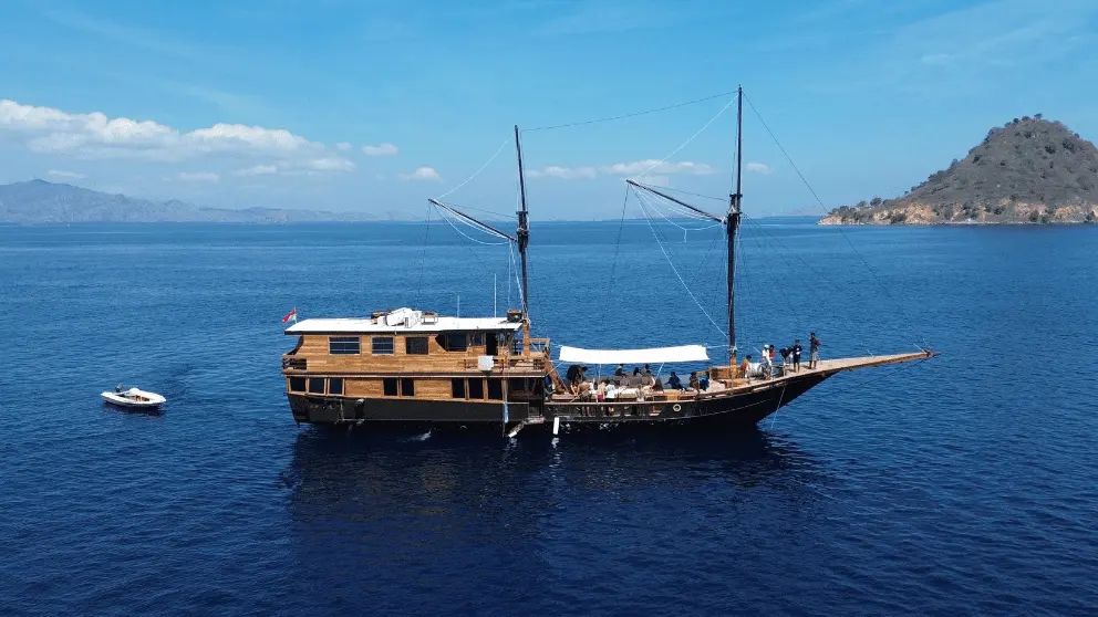 open-trip-black-beard-phinisi.webp