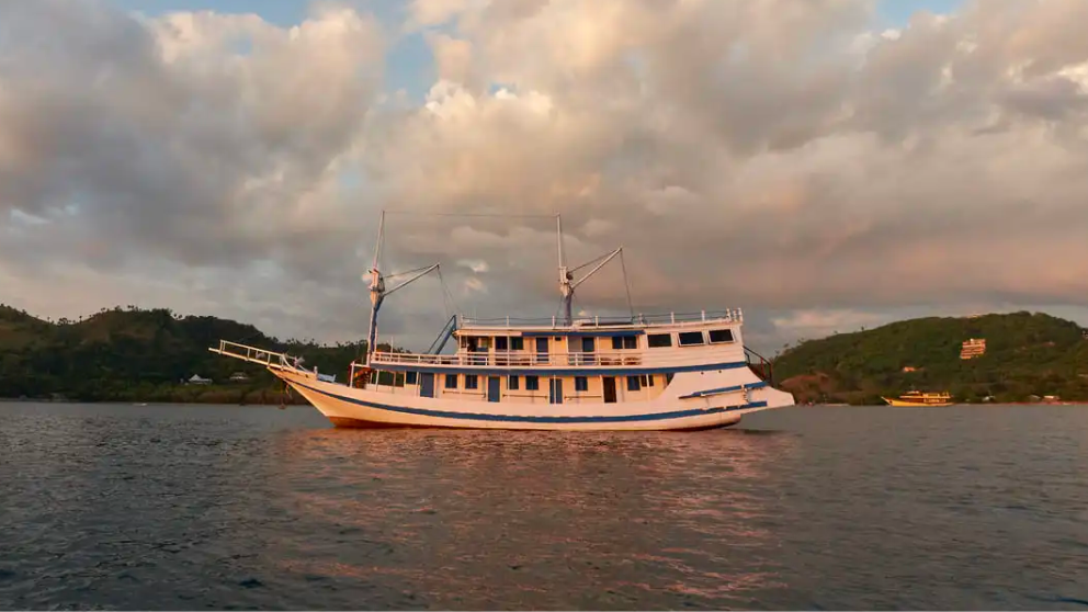open-trip-komodo-la-nissa.png