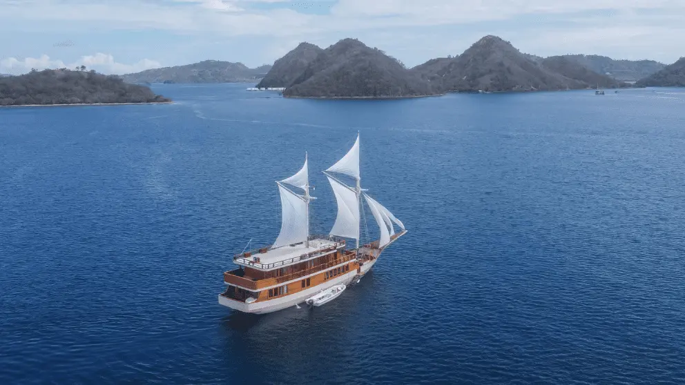 phinisi-elrora-labuan-bajo.webp