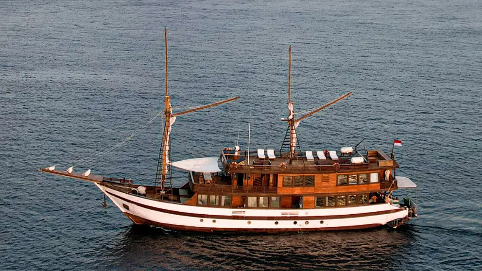 phinisi-neptune-komodo.webp
