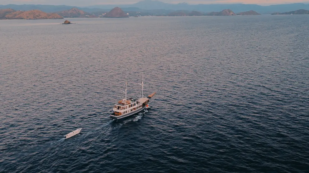 phinisi-semesta-komodo.webp