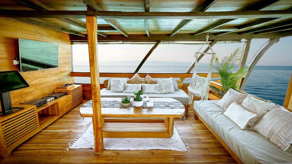 relax-area-navila-boat.jpg