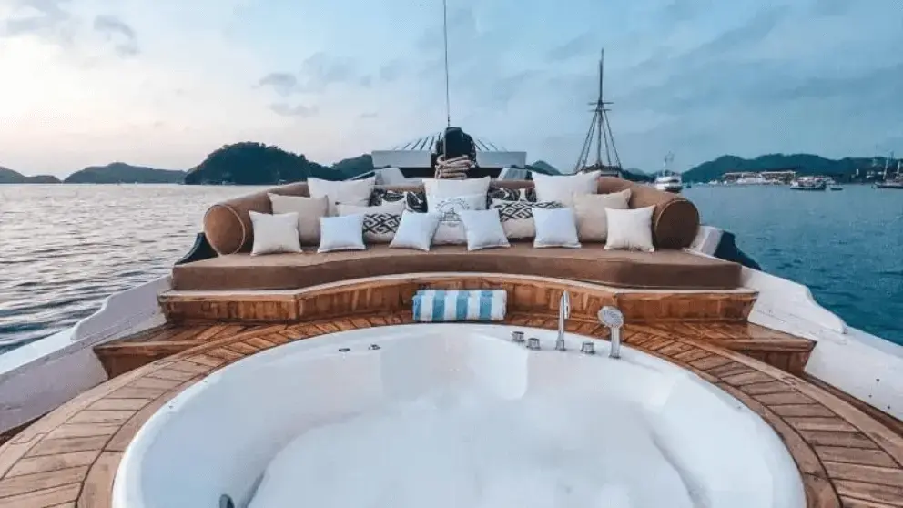 sea-familia-luxury-komodo.webp