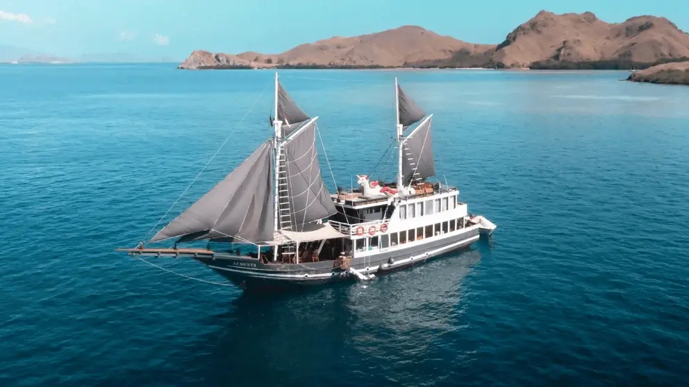 semesta-phinisi-boat-komodo-1.webp