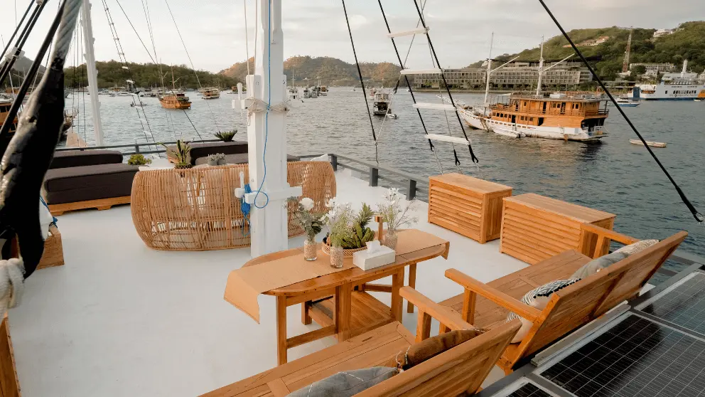 sundeck-kapal-semesta.webp