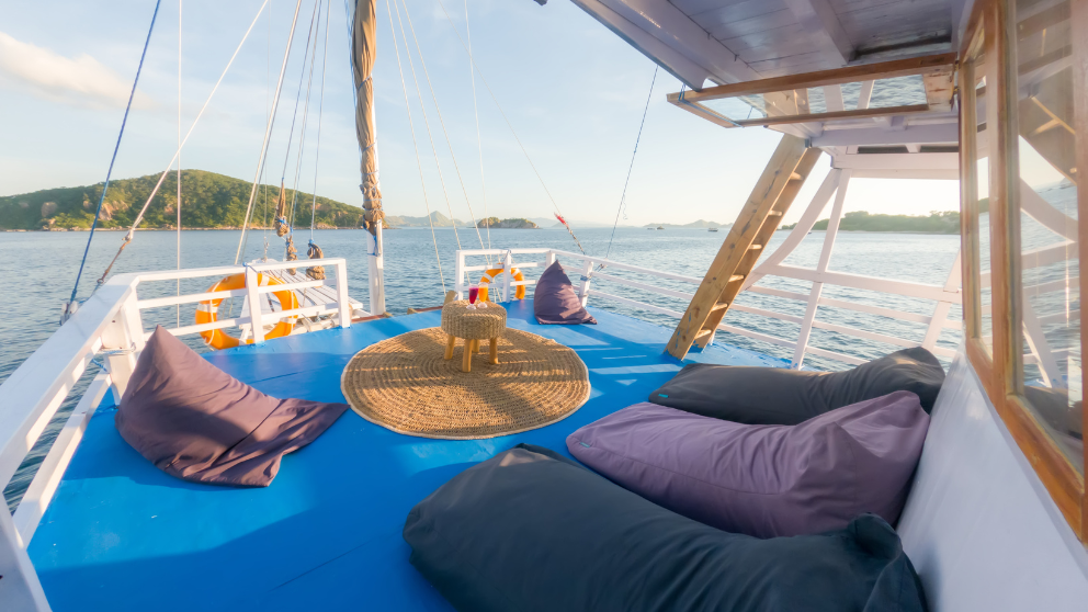 sundeck-lamborajo-phinisi.png