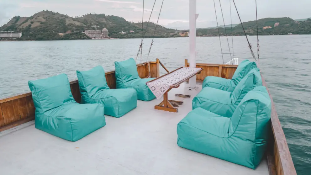 sundeck-ramadani-kapal-komodo.webp