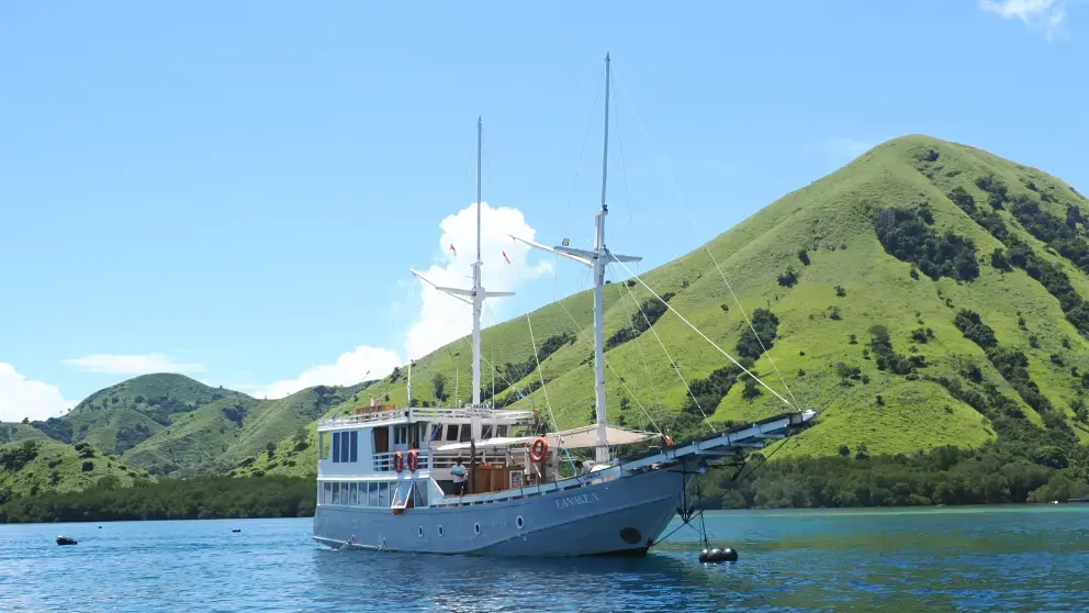 tour-komodo-lanakila-boat.webp