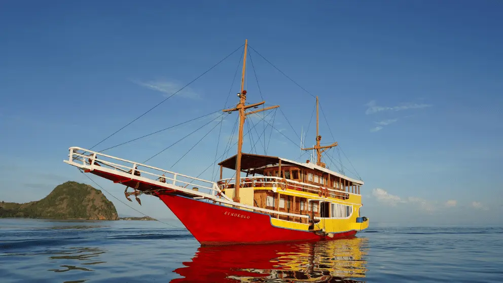 trip-komodo-boat-singkolo.webp
